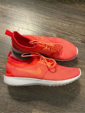 NWOT Nike Women's Juvenate "Atomic Pink/Bright Crimson" sneakers. Size 8.5